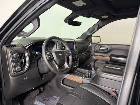 Used 2019 Chevrolet Silverado 1500 High Country w/ Technology Package AWD/4WD image 4