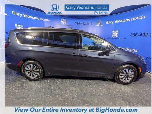 Used 2021 Chrysler Pacifica Touring-L image 3