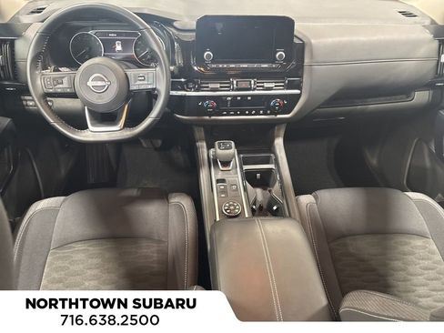 Used 2025 Nissan Pathfinder SV image 2