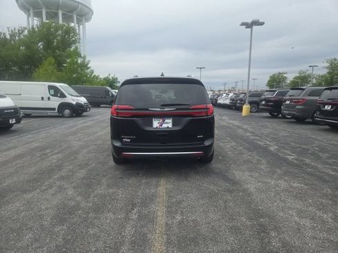 Used 2026 Chrysler Pacifica Pinnacle w/ Trailer Tow Group AWD/4WD image 10