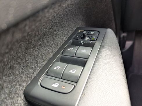 Certified 2023 Volvo XC40 B5 Plus w/ Climate Package AWD/4WD image 33