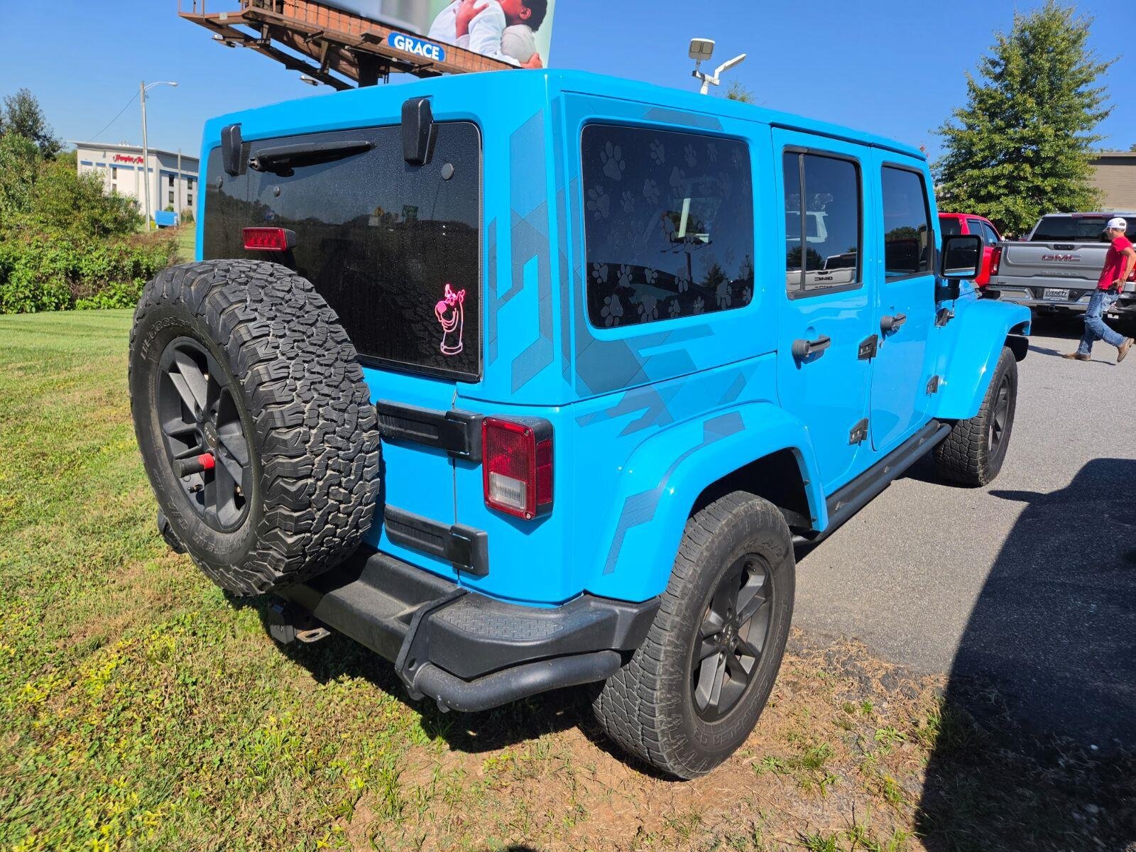 Used 2017 Jeep Wrangler Unlimited Sahara AWD/4WD image 6