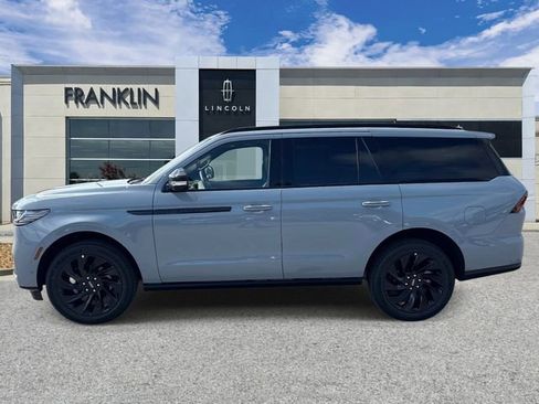 New 2025 Lincoln Navigator Reserve w/ Jet Appearance Package AWD/4WD image 4