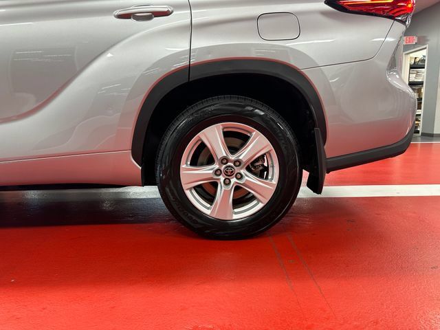 Used 2023 Toyota Highlander L AWD/4WD image 29