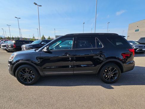 Used 2017 Ford Explorer XLT w/ Equipment Group 202A AWD/4WD image 7