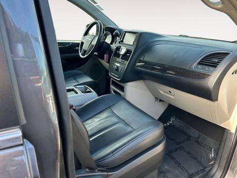 Used 2016 Chrysler Town & Country Touring FWD image 26