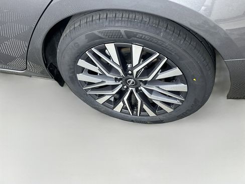 Used 2025 Nissan Altima 2.5 SV FWD image 11