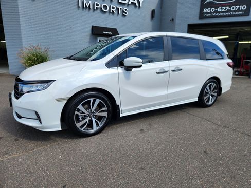 Used 2024 Honda Odyssey Touring image 3