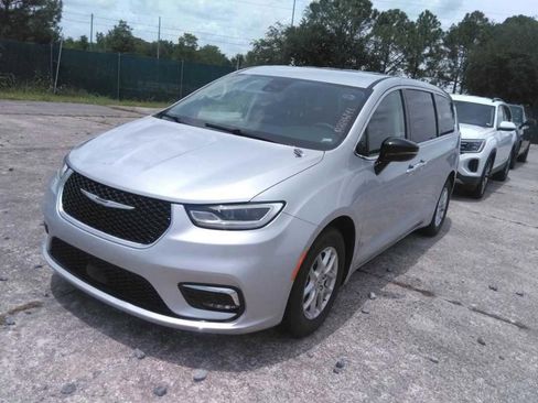 Certified 2024 Chrysler Pacifica Touring-L FWD image 2
