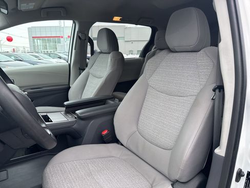 Used 2023 Toyota Sienna LE image 11