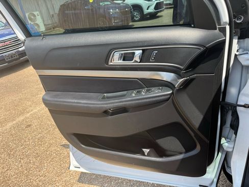 Used 2018 Ford Explorer XLT FWD image 13