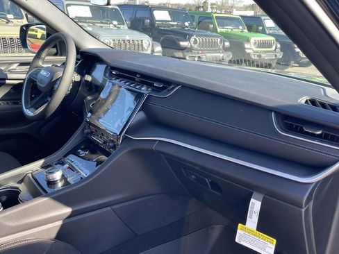 New 2025 Jeep Grand Cherokee Altitude image 14