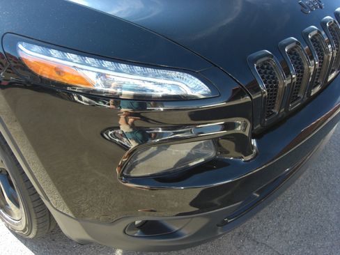 Used 2018 Jeep Cherokee Limited w/ High Altitude Package image 18