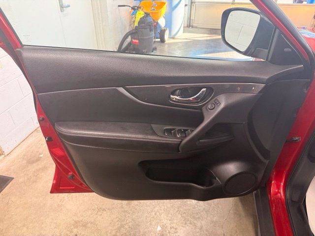 Used 2017 Nissan Rogue SV AWD/4WD image 9