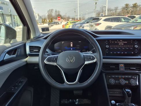 Certified 2024 Volkswagen Taos SE w/ Panoramic Sunroof Package image 14