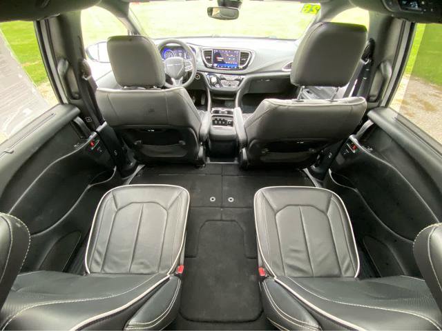 Used 2026 Chrysler Pacifica Limited FWD image 23