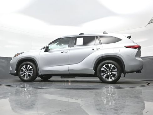Used 2023 Toyota Highlander XLE AWD/4WD image 32