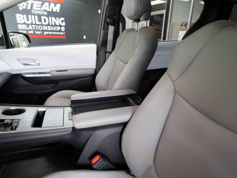 Used 2025 Toyota Sienna XLE w/ XLE Plus Package AWD/4WD image 10