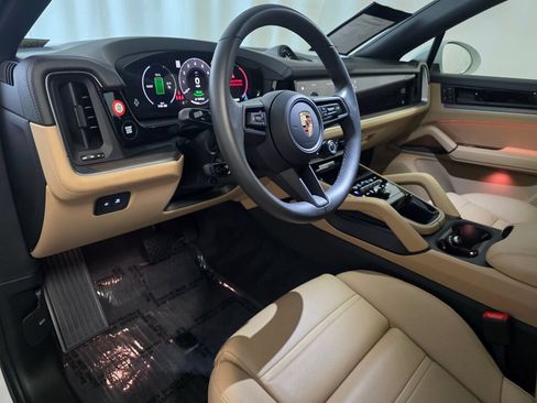 Certified 2025 Porsche Cayenne E-Hybrid Coupe AWD/4WD image 4