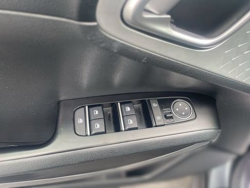 Used 2025 Kia Soul LX w/ LX Technology Package FWD image 15