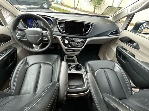 Used 2023 Chrysler Pacifica Touring-L image 12