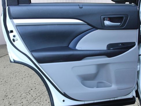 Used 2017 Toyota Highlander XLE image 43