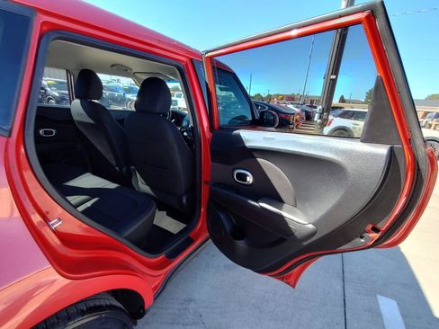 Used 2016 Kia Soul + FWD image 33