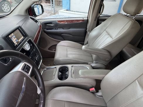 Used 2014 Chrysler Town & Country Touring-L w/ Driver Convenience Group FWD image 26