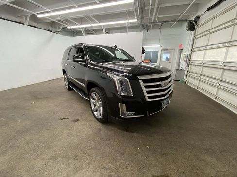 Used 2019 Cadillac Escalade Luxury image 8