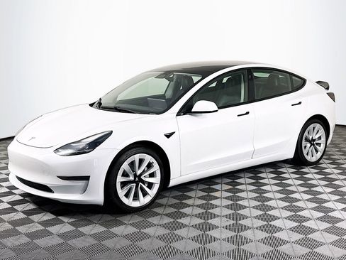 Used 2021 Tesla Model 3 Standard Range Plus image 4