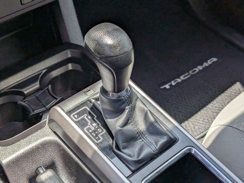 Used 2016 Toyota Tacoma SR5 w/ SR5 Appearance Package (SN) RWD image 22