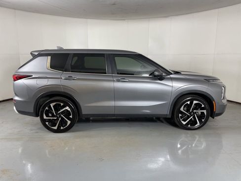 Used 2024 Mitsubishi Outlander SE image 9