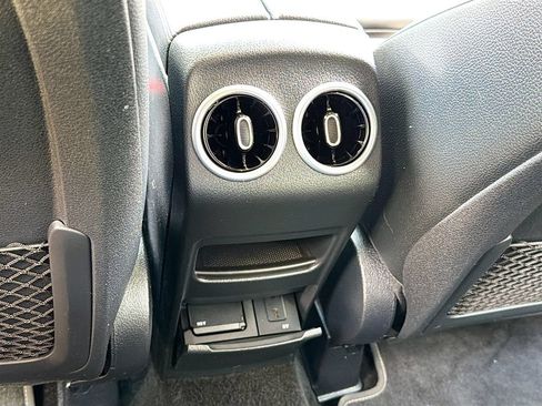 Used 2021 Mercedes-Benz GLB 250 4MATIC image 24