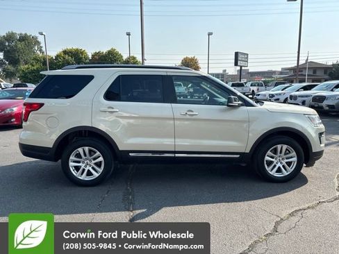 Used 2018 Ford Explorer XLT w/ Equipment Group 202A AWD/4WD image 4