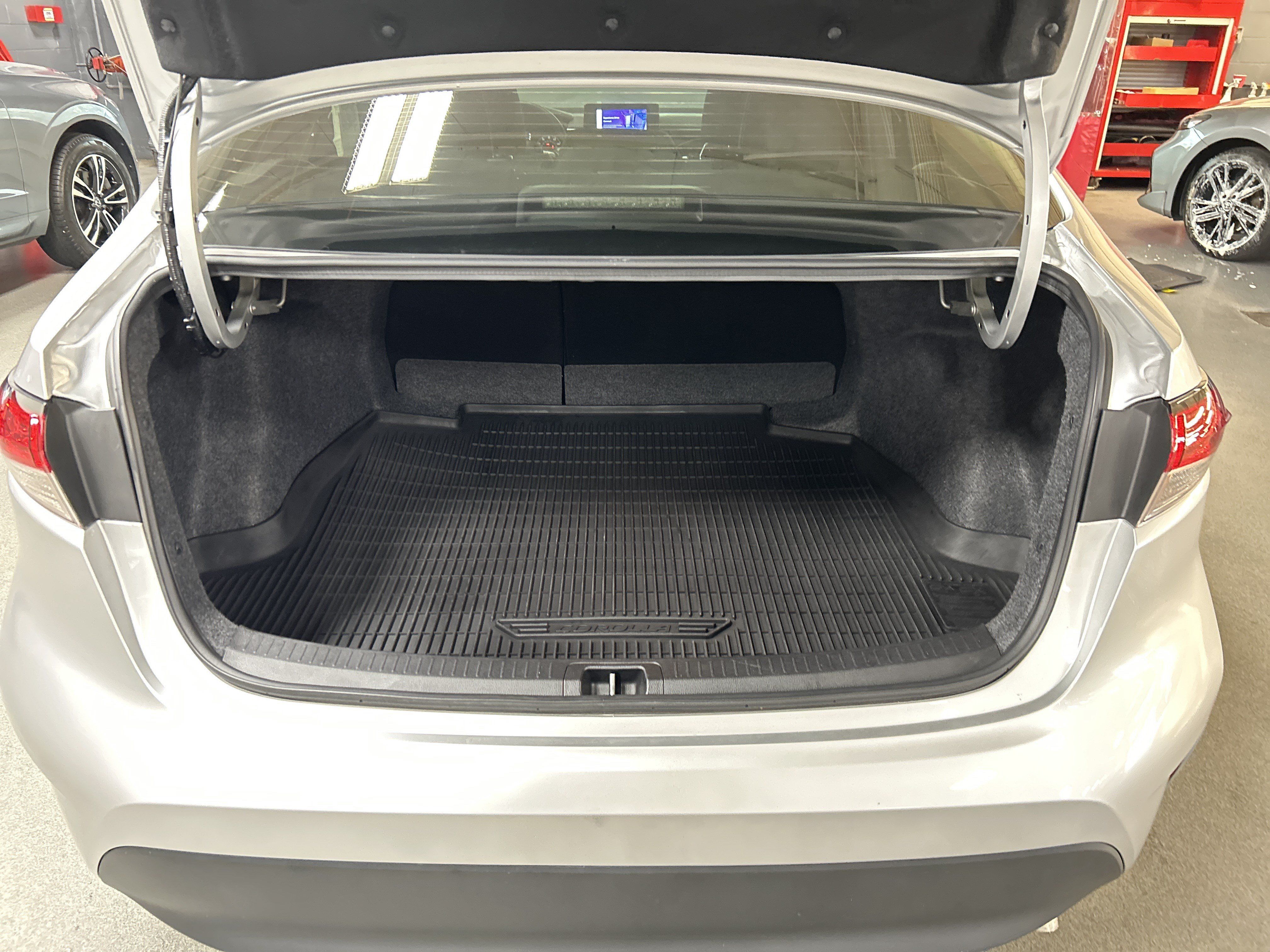 Used 2025 Toyota Corolla LE FWD image 31