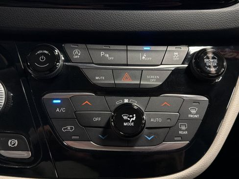 Used 2023 Chrysler Pacifica Touring-L FWD image 28