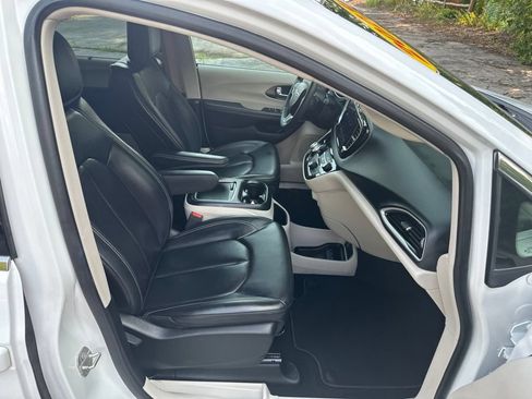 Used 2023 Chrysler Pacifica Touring-L FWD image 20