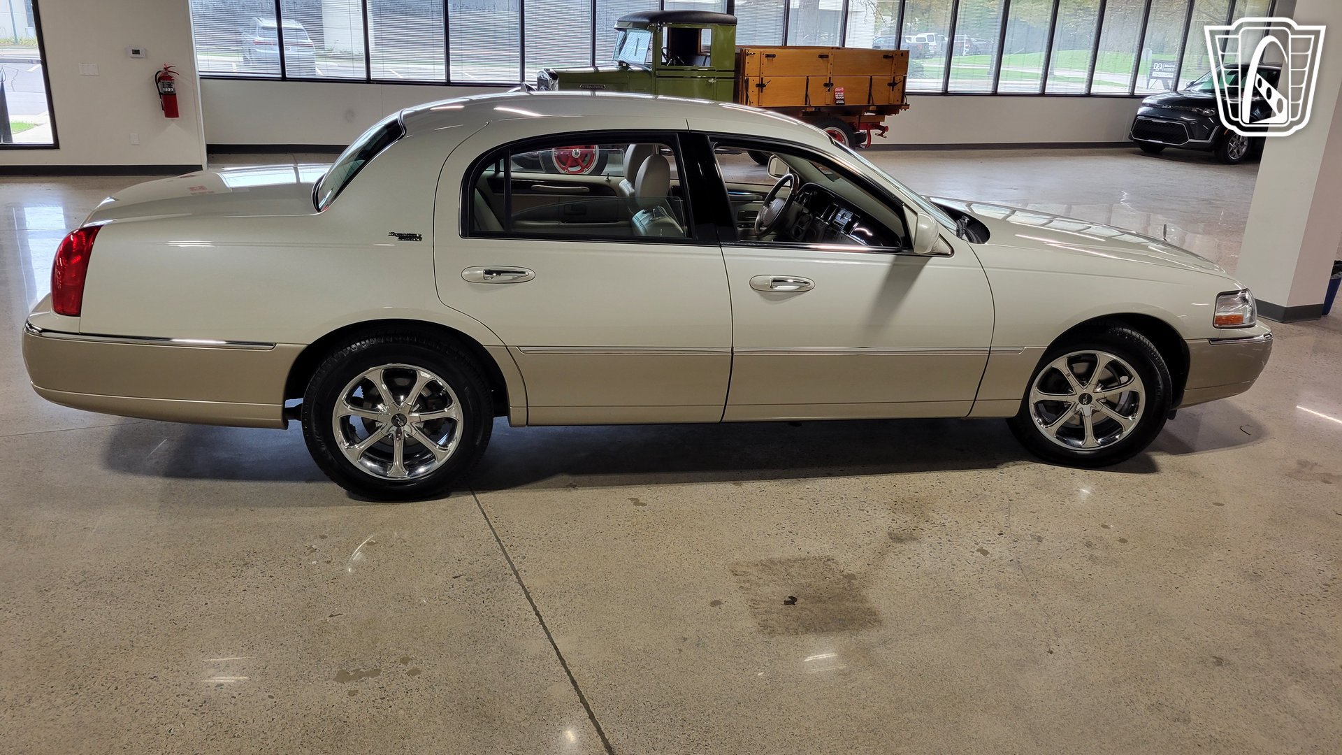 Used 2005 Lincoln Town Car Signature Limited RWD image 36