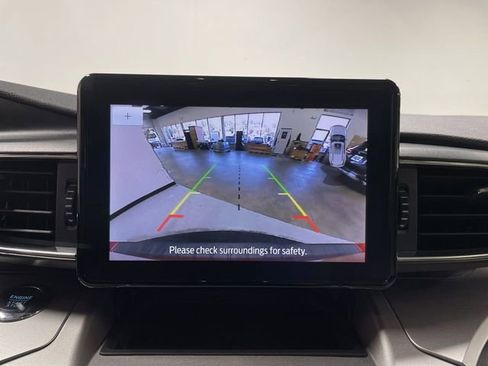 Used 2022 Ford Explorer XLT w/ Equipment Group 202A AWD/4WD image 17