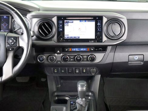 Used 2017 Toyota Tacoma TRD Sport w/ Premium & Technology Package AWD/4WD image 17