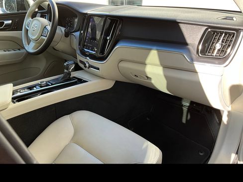 Used 2021 Volvo XC60 T5 Momentum AWD/4WD image 9