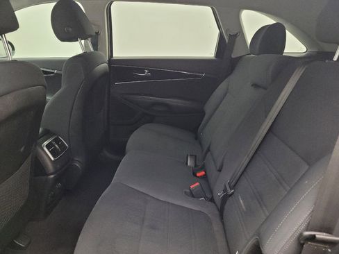 Used 2019 Kia Sorento FWD image 18