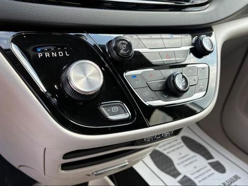Used 2023 Chrysler Pacifica Touring-L image 21