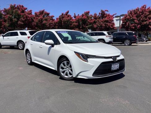 Used 2023 Toyota Corolla LE image 2