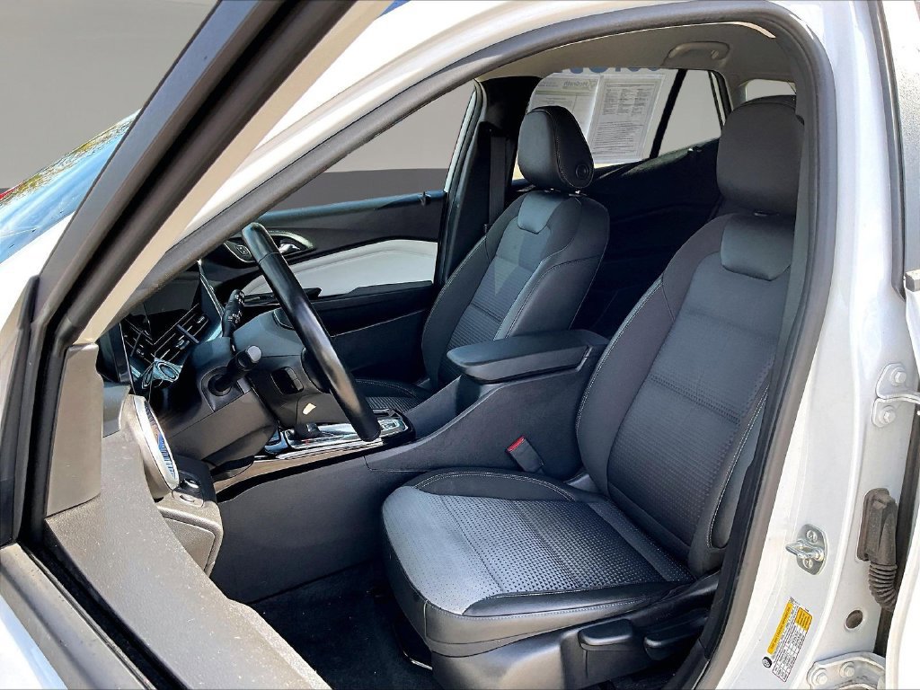 Used 2025 Chevrolet Trax LT w/ Driver Confidence Package FWD image 24