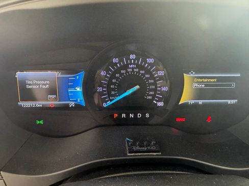 Used 2018 Ford Fusion SE w/ Fusion SE Technology Package FWD image 4