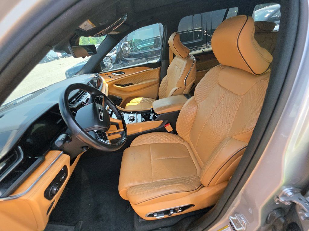 Used 2023 Jeep Grand Cherokee Summit AWD/4WD image 9
