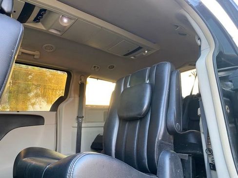 Used 2012 Chrysler Town & Country Touring-L w/ Entertainment Group #2 FWD image 10