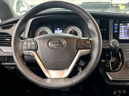 Used 2017 Toyota Sienna SE image 6