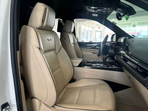 Used 2024 Cadillac Escalade Premium Luxury AWD/4WD image 23